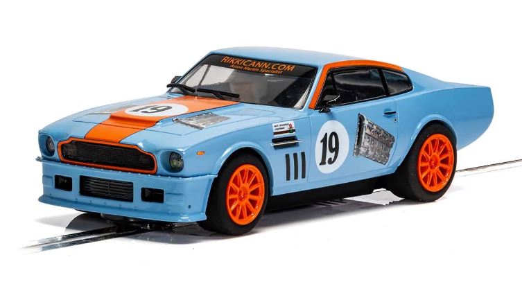ASTON MARTIN V8 GULF EDITION RIKKI CANN RACING SLOT 1:32 - Scalextric - C4209