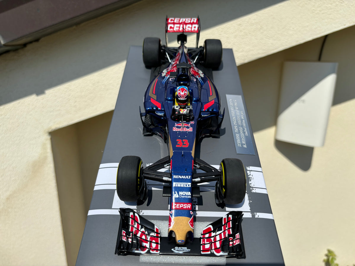 Toro Rosso - STR10 n°33 (2015) 1:18 - Max Verstappen - Minichamps – Triple  Crown ModelStore