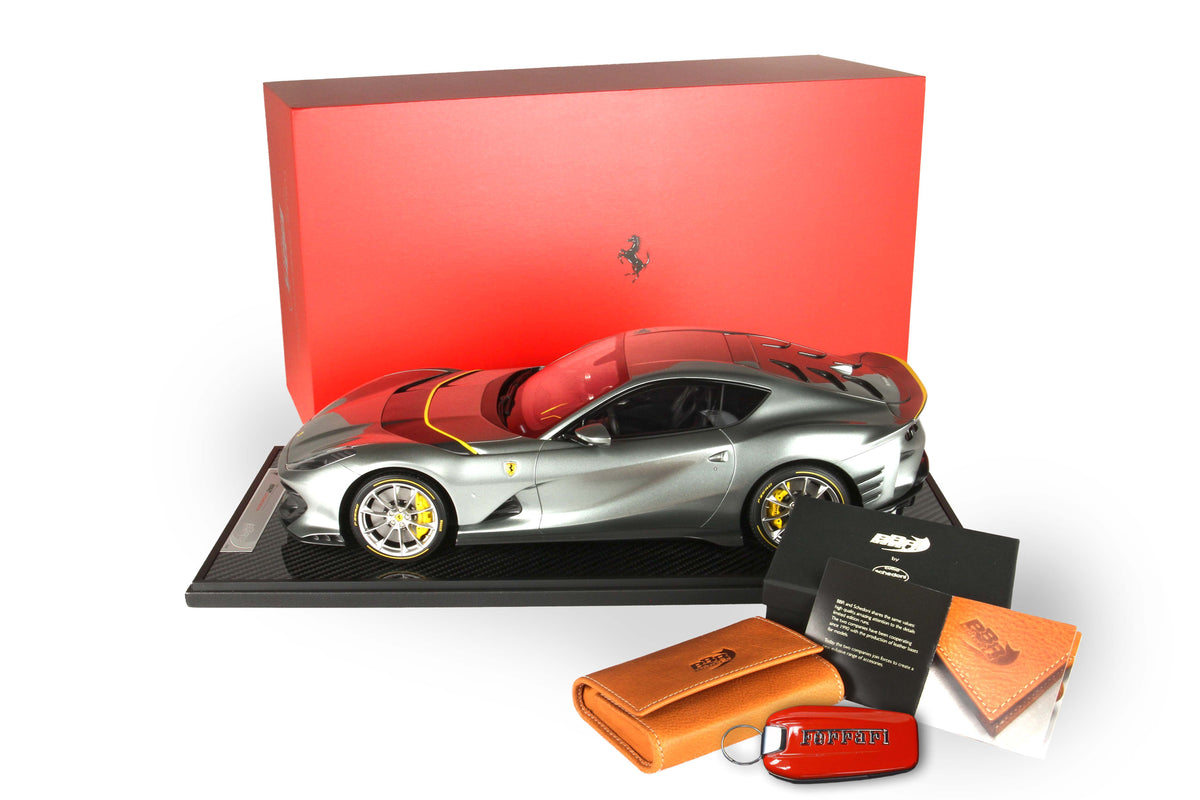 FERRARI 812 COMPETIZIONE 2021 GRIGIO COBURN PORTACHIAVI CUOIO SCHEDONI INCLUSO 1:12 - BBR Models - BBR1215A2