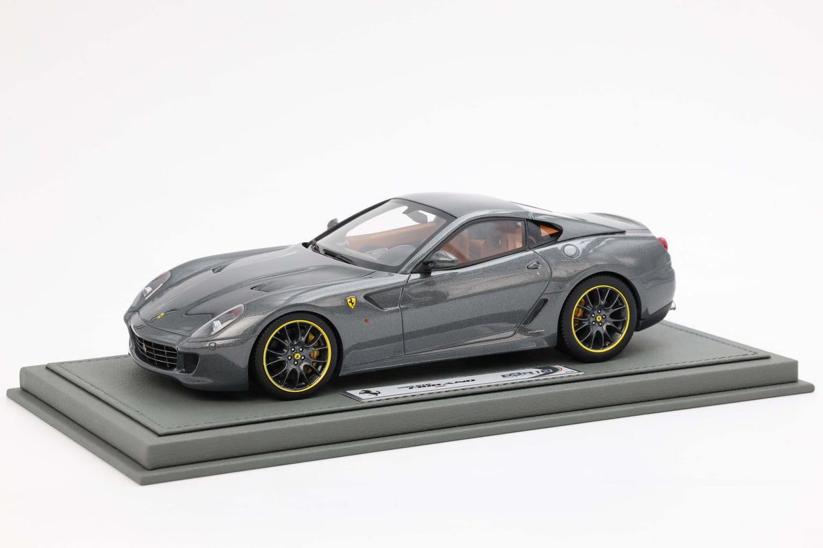 FERRARI 599 GTB FIORANO 2006 CAMBIO AUTOMATICO - MADE IN ITALY GRIGIO SILVERSTONE INTERNI COLOR CUOIO 1:18 - BBR Models - BBR1871C