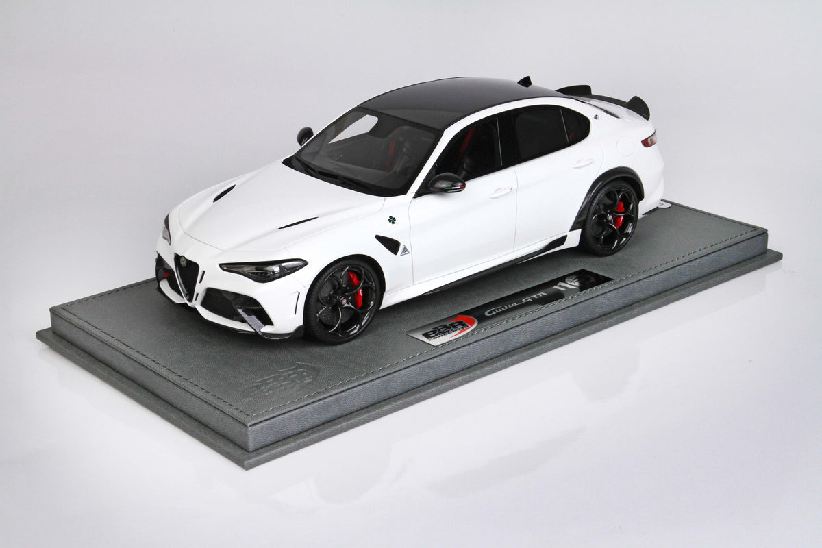 ALFA ROMEO GIULIA GTA BIANCO TROFEO RED BRAKES BLACK SEAT BELTS 1:18 - BBR Models - BBRC1851B-21