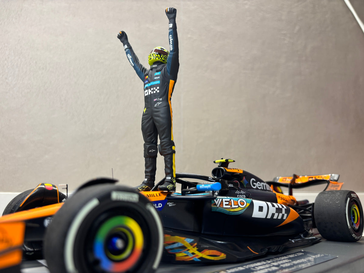 McLAREN MCL39 LANDO NORRIS WORLD CHAMPION ABU DHABI GP 2025 WITH STANDING FIGURINE PITBOARD & POSITION BOARD - 1/18 - Minichamps