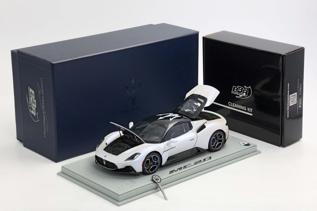 MASERATI MC20 DIECAST FULL OPEN BIANCO AUDACE TRIDENTE MASERATI SUL TETTO NERO - CLEANING KIT INCLUSO 1:18 - BBR Models - HE180051A25