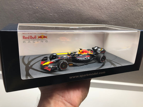 Red Bull - F1 RB18 n.1 (2022) 1:43 - Max Verstappen - Winner Abu Dhabi GP - Large base with Tyre Marks - Spark
