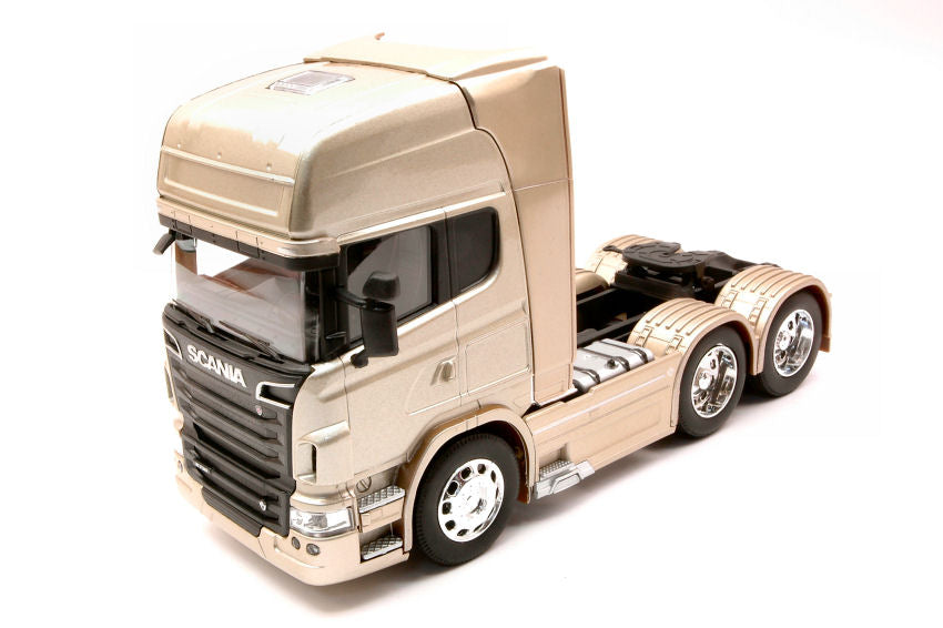 SCANIA R730 V8 (6x4) METALLIC BEIGE 1:32 - Welly - WE32670LGD