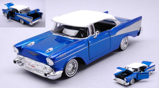 CHEVROLET BEL AIR "GET LOW" SERIES W/VISOR 1957 CANDY BLUE/WHITE 1:24 - MotorMax - MTM79030B