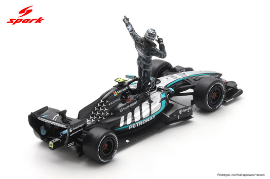 MERCEDES-AMG W17 N°12 Winner GP Japan 2026 Kimi Antonelli W/figurine 1:64 - Spark - 64S147