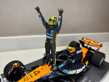 McLAREN MCL39 LANDO NORRIS WORLD CHAMPION ABU DHABI GP 2025 WITH STANDING FIGURINE PITBOARD & POSITION BOARD - 1/18 - Minichamps