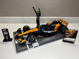 McLAREN MCL39 LANDO NORRIS WORLD CHAMPION ABU DHABI GP 2025 WITH STANDING FIGURINE PITBOARD & POSITION BOARD - 1/18 - Minichamps