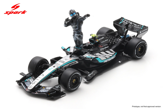 MERCEDES-AMG W17 N°12 Winner GP Japan 2026 Kimi Antonelli W/figurine 1:64 - Spark - 64S147