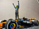 McLAREN MCL39 LANDO NORRIS WORLD CHAMPION ABU DHABI GP 2025 WITH STANDING FIGURINE PITBOARD & POSITION BOARD - 1/18 - Minichamps