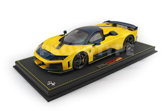 FERRARI F80 - GIALLO TRISTRATO CON DETTAGLI CARBONIO BLU STRISCIA NERA E CERCHI CARBONIO NERO 1:18 - BBR Models - P18253B3