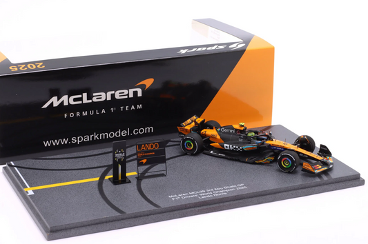 McLaren - F1 MCL39 n°4 (2025) 1:43 - Lando Norris - 3rd Abu Dhabi GP - World Champion - With Pit Board - S9678 - Spark