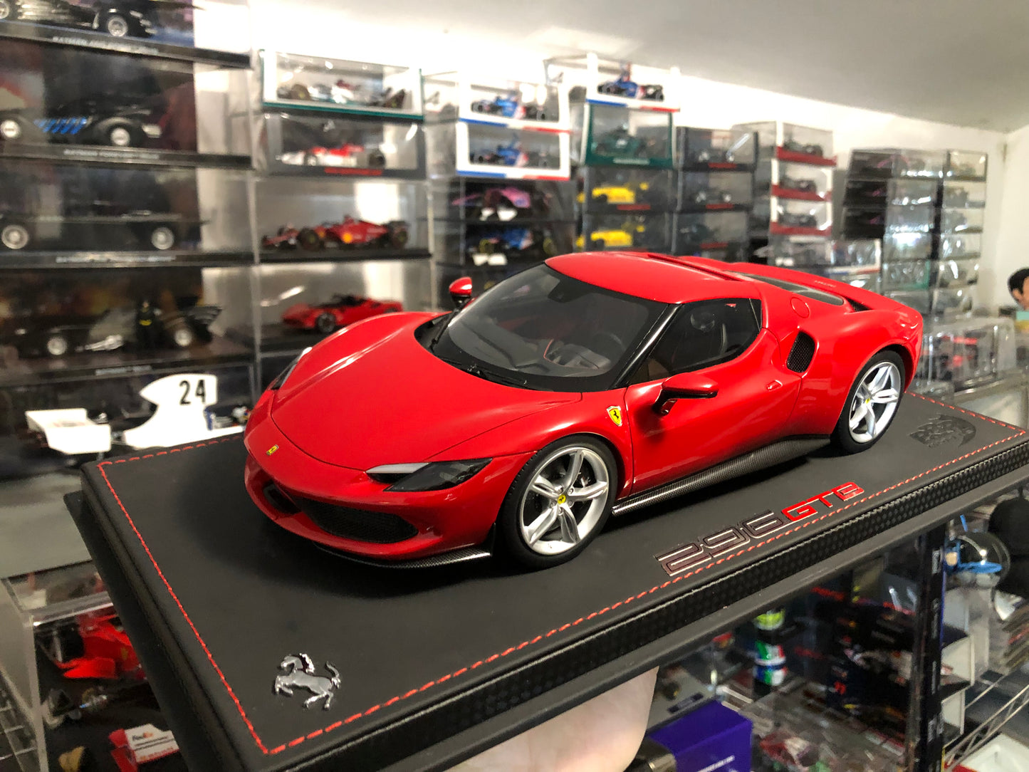 DEFECT Ferrari 296 GTB 1:18 – Rosso Corsa 322 - BBR