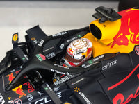 Red Bull RB16B (2021) 1:18 - ماكس فيرستابين الفائز بسباق الجائزة الكبرى أبو ظبي بطل العالم مع لوحات الحفرة 2021 - Minichamps 