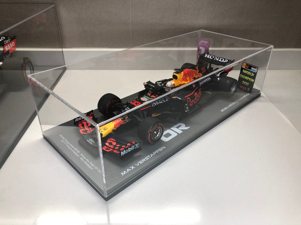 Red Bull RB16B (2021) 1:18 - Max Verstappen Winner GP Abu Dhabi WORLD CHAMPION w/ PIT BOARDS 2021 - Spark