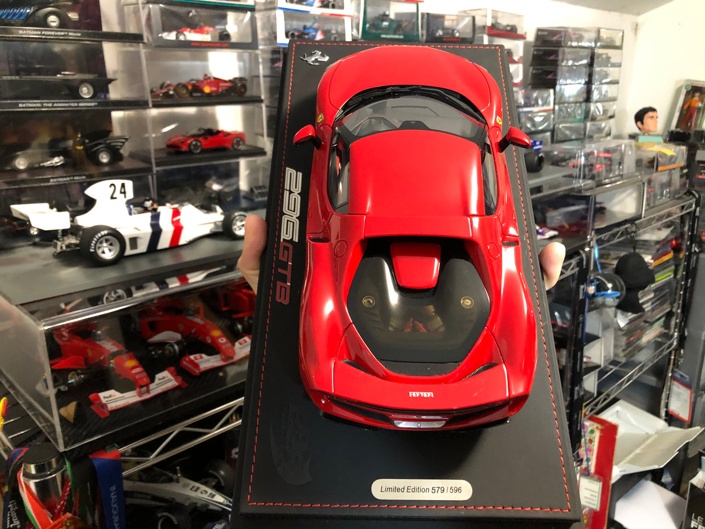 DEFECT Ferrari 296 GTB 1:18 – Rosso Corsa 322 - BBR