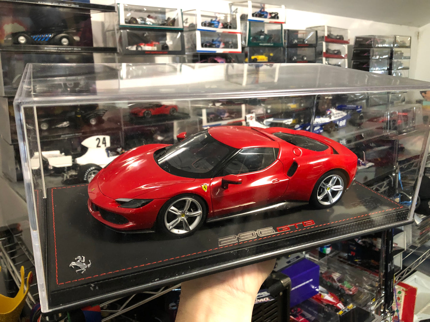 DEFECT Ferrari 296 GTB 1:18 – Rosso Corsa 322 - BBR